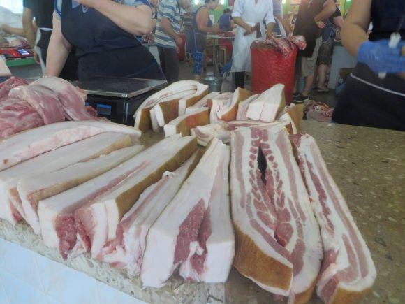 За м’ясо - 120 гривень, за сало - 75. На хмельницькому ринку подорожчала свинина на сайті vsim.ua За м’ясо - 120 гривень, за сало - 75. На хмельницькому ринку подорожчала свинина, фото №3 на сайті vsim.ua