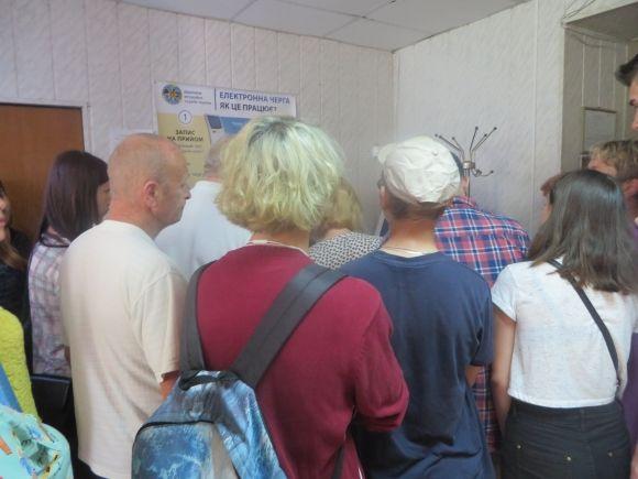 Ажіотаж за біометричними паспортами. Хмельничани чекають свою чергу по 2 місяці, фото №1 на сайті vsim.ua