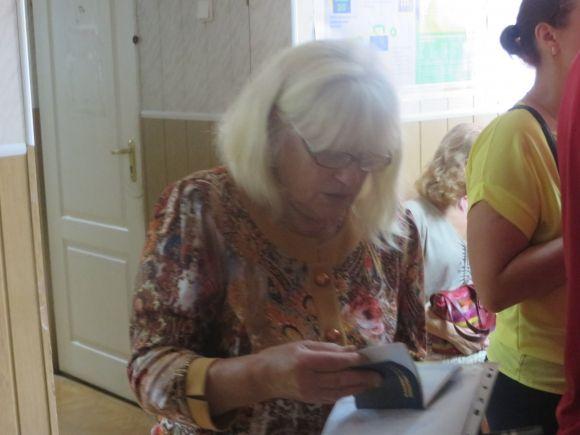 Ажіотаж за біометричними паспортами. Хмельничани чекають свою чергу по 2 місяці, фото №2 на сайті vsim.ua