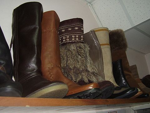 Одягайся дешево та модно на сайті vsim.ua Більшість взуття у секон-хендах шкіряне