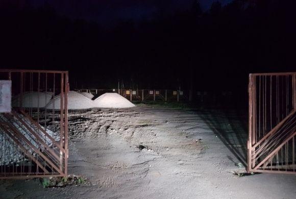 Серед ночі вантажівки з польськими номерами звозять будматеріали в парк на сайті 20minut.ua Серед ночі вантажівки з польськими номерами звозять будматеріали в парк, фото №1 на сайті 20minut.ua