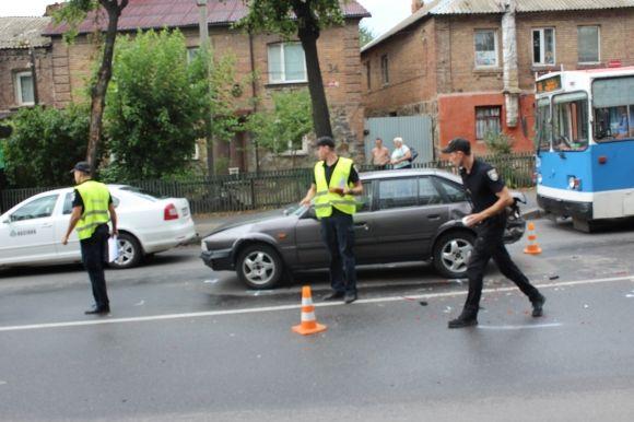 Аварія на Брацлавській: врізались одне в одного Мазда, Тойота та Фольксваген, фото №2 на сайті 20minut.ua