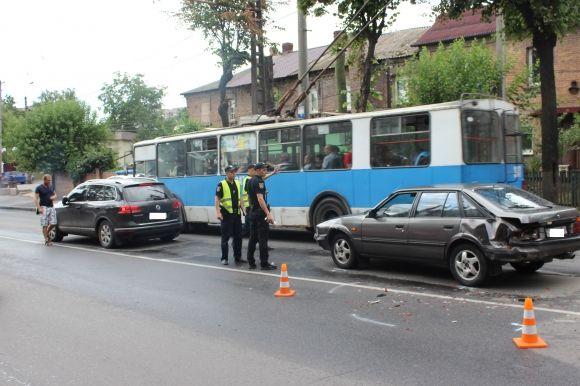 Аварія на Брацлавській: врізались одне в одного Мазда, Тойота та Фольксваген, фото №3 на сайті 20minut.ua