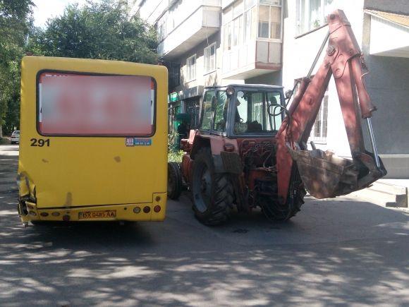 На Козацькій зіткнулися дві маршрутки, трактор і легковик на сайті vsim.ua На Козацькій зіткнулися дві маршрутки, трактор і легковик, фото №1 на сайті vsim.ua