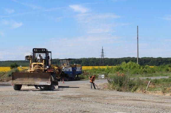 Фірма ШБУ-56 ремонтує об'їздну дорогу поблизу Дунаєвець на сайті vsim.ua Фірма ШБУ-56 ремонтує об'їздну дорогу поблизу Дунаєвець, фото №1 на сайті vsim.ua