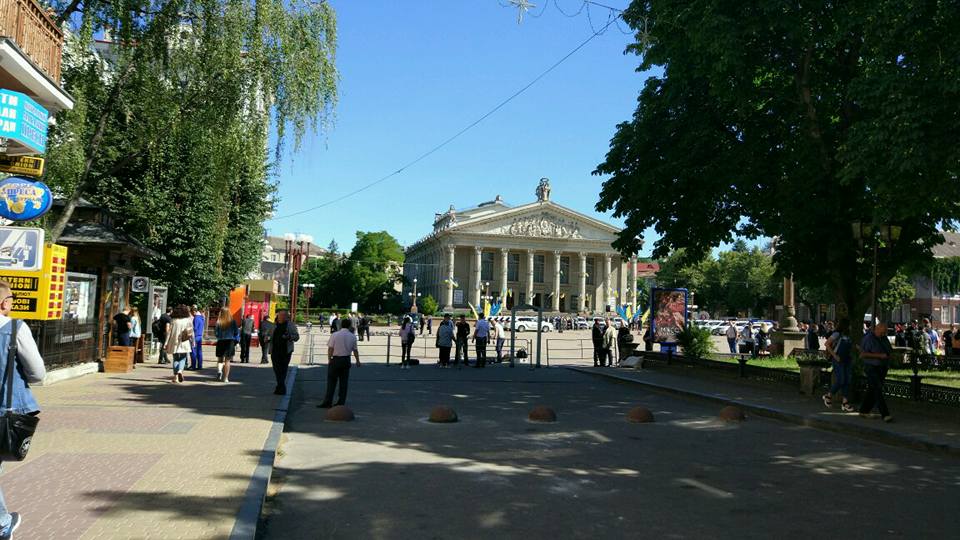 Тернопіль в очікуванні Президента: світлофори вимкнути, площу перекрили, фото №5 на сайті 20minut.ua