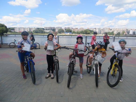 На набережній у Хмельницькому змагались велосипедисти, бігуни і візочники, фото №17 на сайті vsim.ua