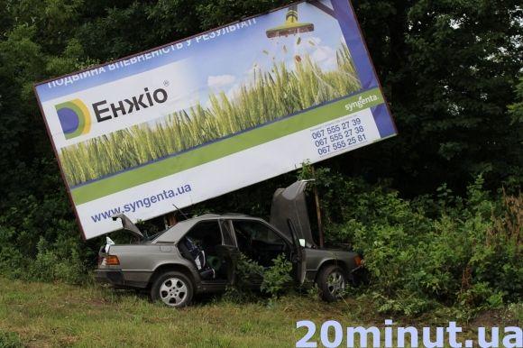Біля Cмиківців водій Mercedes врізався у білборд. Трьох постраждалих забрала швидка на сайті 20minut.ua Біля Cмиківців водій Mercedes врізався у білборд. Трьох постраждалих забрала швидка, фото №1 на сайті 20minut.ua
