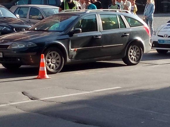 Новини Хмельницького - фото з На Зарічанській "ВАЗ" врізався в "Renault" На Зарічанській "ВАЗ" врізався в "Renault", фото №1 на сайті vsim.ua