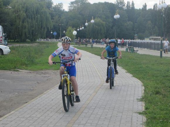 На набережній у Хмельницькому змагались велосипедисти, бігуни і візочники, фото №11 на сайті vsim.ua