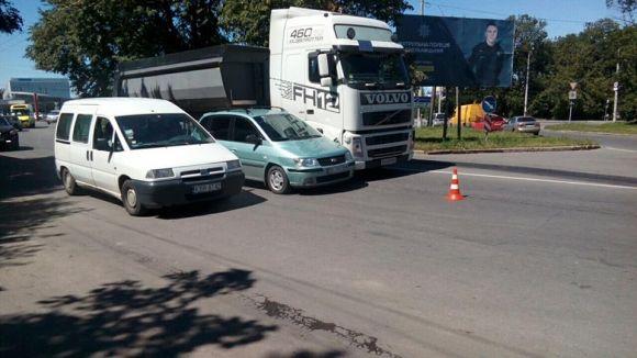 На Тернопільській зіткнулись вантажівка і "Hyundai", фото №1 на сайті vsim.ua