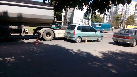 На Тернопільській зіткнулись вантажівка і "Hyundai", фото №2 на сайті vsim.ua