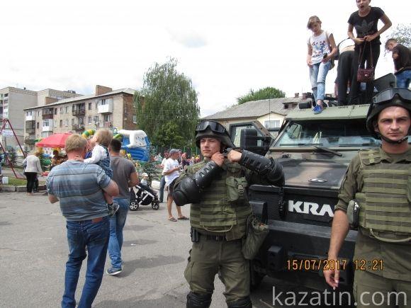 Центральна площа сьогодні виглядає по-військовому, фото №1 на сайті 20minut.ua