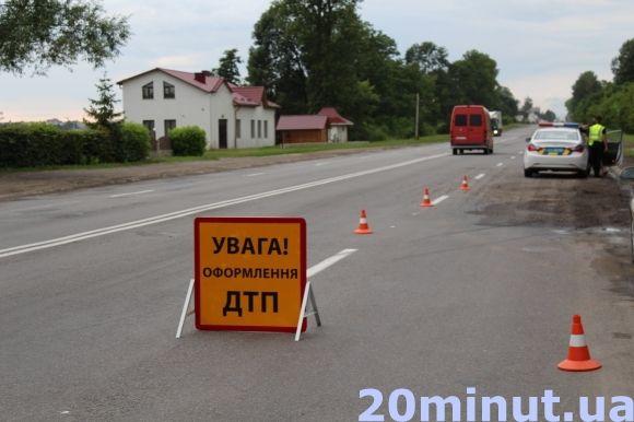 Біля Cмиківців водій Mercedes врізався у білборд. Трьох постраждалих забрала швидка на сайті 20minut.ua Біля Cмиківців водій Mercedes врізався у білборд. Трьох постраждалих забрала швидка, фото №4 на сайті 20minut.ua