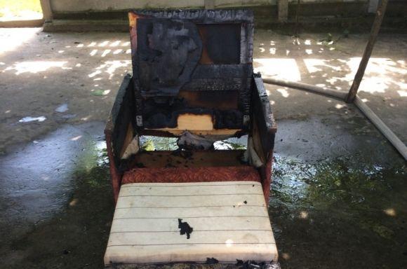 З палаючого будинку в Нетішині рятувальники винесли двох дітей та пенсіонерку, фото №1 на сайті vsim.ua