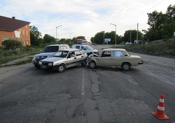 Під Кам’янцем сталась ДТП за участі трьох автівок. Є потерпілі на сайті 20minut.ua Під Кам’янцем сталась ДТП за участі трьох автівок. Є потерпілі, фото №2 на сайті 20minut.ua