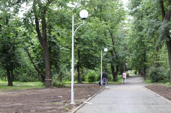 Фото дня: у парку Шевченка встановлюють нові вуличні ліхтарі, фото №2 на сайті 20minut.ua