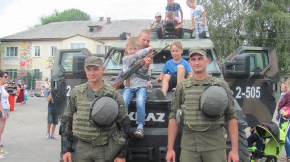 Нацгвардійці в Козятині прорекламували військову службу на сайті 20minut.ua Нацгвардійці в Козятині прорекламували військову службу, фото №30 на сайті 20minut.ua