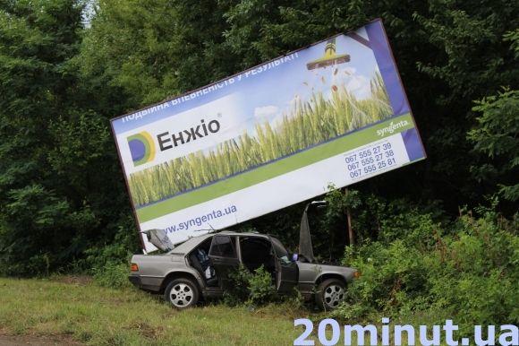 Біля Cмиківців водій Mercedes врізався у білборд. Трьох постраждалих забрала швидка на сайті 20minut.ua Біля Cмиківців водій Mercedes врізався у білборд. Трьох постраждалих забрала швидка, фото №2 на сайті 20minut.ua