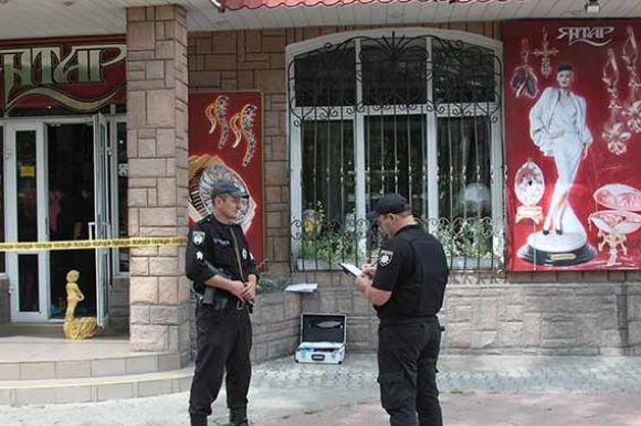 У Вінниці поліція затримала злочинну групу "гастролерів", яка вчинила збройний напад на ювеліірний магазин на сайті 20minut.ua У Вінниці поліція затримала злочинну групу "гастролерів", яка вчинила збройний напад на ювеліірний магазин, фото №4 на сайті 20minut.ua