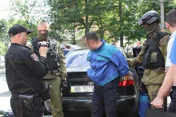 У Вінниці поліція затримала злочинну групу "гастролерів", яка вчинила збройний напад на ювеліірний магазин на сайті 20minut.ua У Вінниці поліція затримала злочинну групу "гастролерів", яка вчинила збройний напад на ювеліірний магазин, фото №7 на сайті 20minut.ua