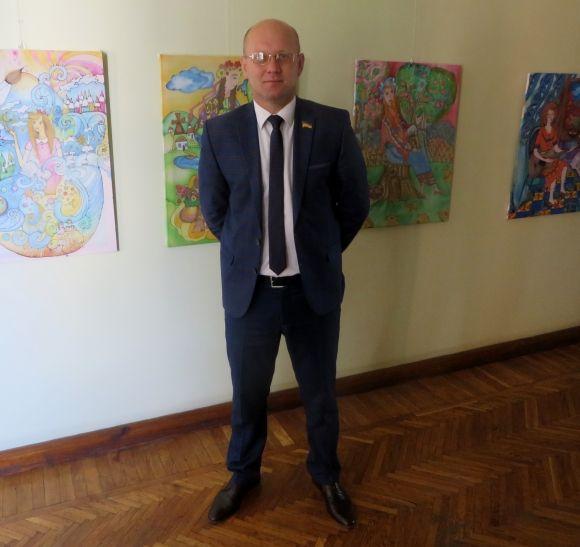 Дорогі бутіки або «толкучка». Як і де одягаються працівники Хмельницької міськради на сайті vsim.ua Дорогі бутіки або «толкучка». Як і де одягаються працівники Хмельницької міськради, фото №2 на сайті vsim.ua