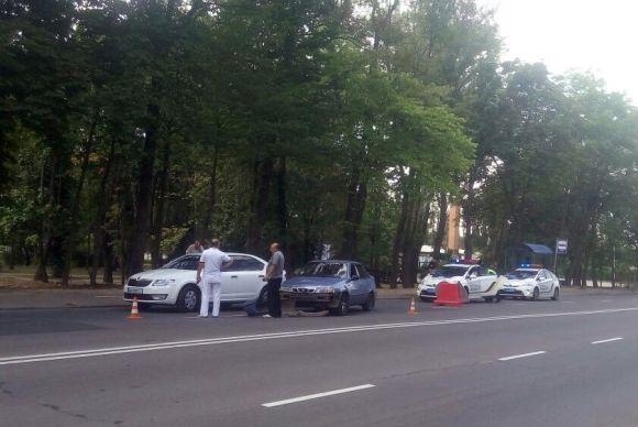 На Магістратській зіткнулися три автівки. Бампером пошкоджено "Шкоду", фото №4 на сайті 20minut.ua
