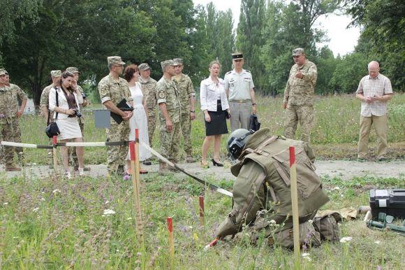 До Кам’янця завітала Посол Франції в Україні. Ізабель Дюмон передала саперам захисне спорядження на сайті 20minut.ua До Кам’янця завітала Посол Франції в Україні. Ізабель Дюмон передала саперам захисне спорядження, фото №2 на сайті 20minut.ua