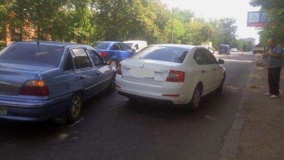 На Магістратській зіткнулися три автівки. Бампером пошкоджено "Шкоду", фото №1 на сайті 20minut.ua