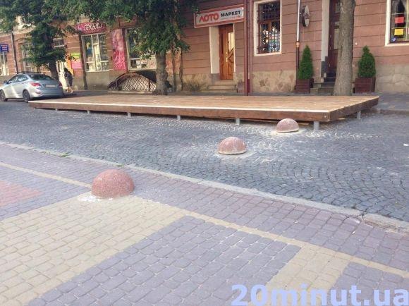 Біля Драмтеатру встановлюють літню терасу (для обговорення) на сайті 20minut.ua Біля Драмтеатру встановлюють літню терасу (для обговорення), фото №1 на сайті 20minut.ua