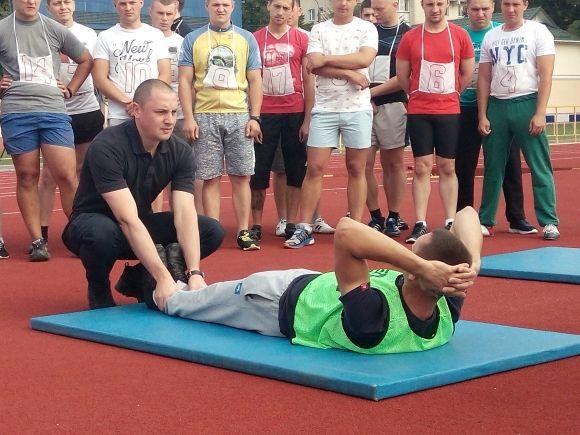 «Ви прийшли на тест, а не в магазин за покупками». Як кандидати в патрульні бігали і віджималися на сайті vsim.ua «Ви прийшли на тест, а не в магазин за покупками». Як кандидати в патрульні бігали і віджималися, фото №2 на сайті vsim.ua