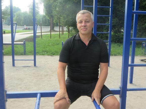 Так тримати! 53-річний Сергій Коростель займається спортом, коли вигулює собаку, фото №1 на сайті vsim.ua