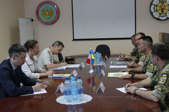 До Кам’янця завітала Посол Франції в Україні. Ізабель Дюмон передала саперам захисне спорядження на сайті 20minut.ua До Кам’янця завітала Посол Франції в Україні. Ізабель Дюмон передала саперам захисне спорядження, фото №1 на сайті 20minut.ua