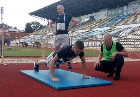 «Ви прийшли на тест, а не в магазин за покупками». Як кандидати в патрульні бігали і віджималися на сайті vsim.ua «Ви прийшли на тест, а не в магазин за покупками». Як кандидати в патрульні бігали і віджималися, фото №12 на сайті vsim.ua