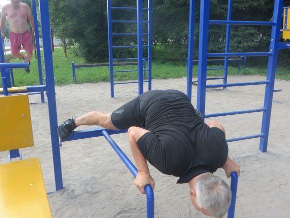 Так тримати! 53-річний Сергій Коростель займається спортом, коли вигулює собаку, фото №2 на сайті vsim.ua