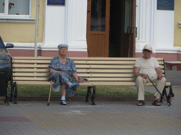 Новини Хмельницького - фото з Фото дня: на майдані Незалежності пофарбували лавочки Фото дня: на майдані Незалежності пофарбували лавочки, фото №1 на сайті vsim.ua