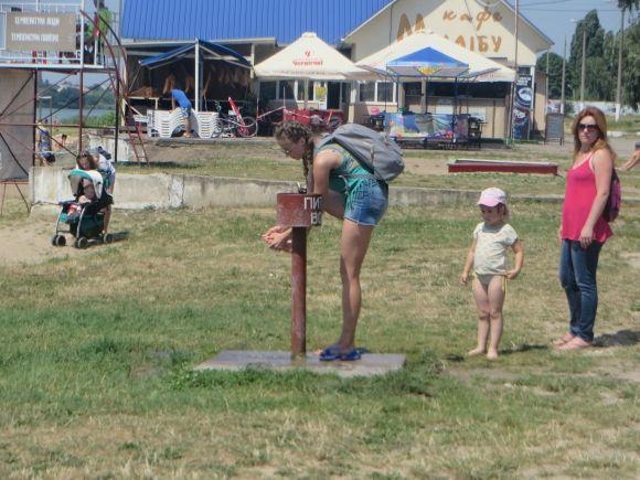 Коли за вікном +30. Як хмельничани відпочивають на міському пляжі, фото №3 на сайті vsim.ua