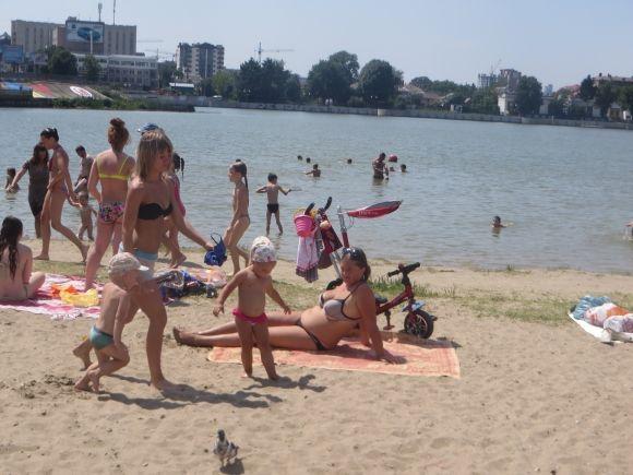 Коли за вікном +30. Як хмельничани відпочивають на міському пляжі, фото №2 на сайті vsim.ua