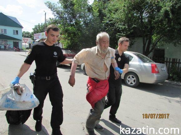 Поліцейський та журналістський ескорт для “китайця” Ван-Фун-Фу на сайті 20minut.ua Поліцейський та журналістський ескорт для “китайця” Ван-Фун-Фу, фото №3 на сайті 20minut.ua