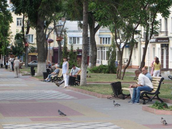 Фото дня: на майдані Незалежності пофарбували лавочки, фото №5 на сайті vsim.ua