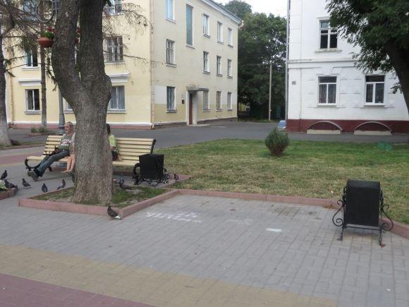 Новини Хмельницького - фото з Фото дня: на майдані Незалежності пофарбували лавочки Фото дня: на майдані Незалежності пофарбували лавочки, фото №3 на сайті vsim.ua