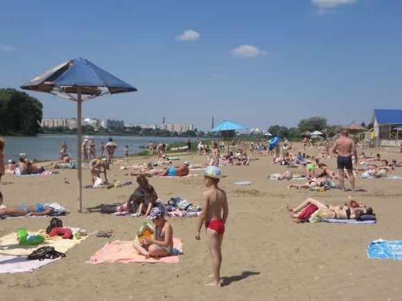 Коли за вікном +30. Як хмельничани відпочивають на міському пляжі, фото №4 на сайті vsim.ua