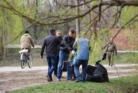 «Червоні чоботи знаходили, акумулятор, руль». На що натрапили на стихійних смітниках міста цього разу? на сайті 20minut.ua «Червоні чоботи знаходили, акумулятор, руль». На що натрапили на стихійних смітниках міста цього разу?, фото №1 на сайті 20minut.ua