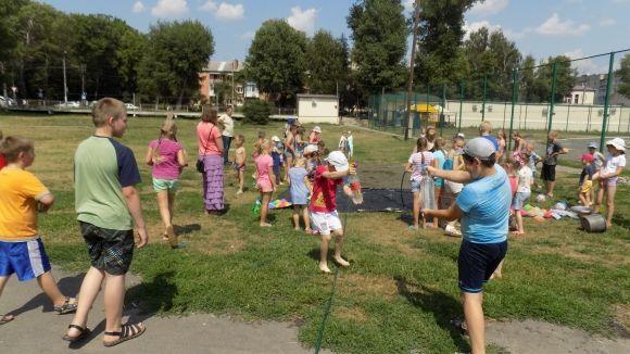 Мокро і весело: маленькі хмельничани обливались водою на стадіоні "Локомотив" на сайті vsim.ua Мокро і весело: маленькі хмельничани обливались водою на стадіоні "Локомотив", фото №1 на сайті vsim.ua