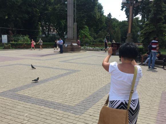 Відео дня: на Театралці чоловік голосно проповідує англійською, фото №1 на сайті 20minut.ua