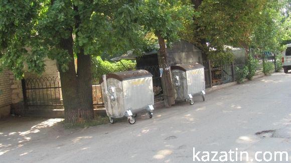 Двірники не зважають на перехожих — роблять свою справу з ентузіазмом, аж дим стовпом, фото №10 на сайті 20minut.ua