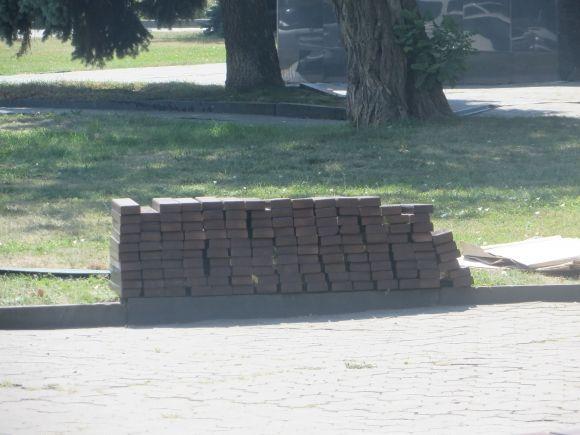 Фото дня: на майдані Незалежності роблять нові лавочки на сайті vsim.ua Фото дня: на майдані Незалежності роблять нові лавочки, фото №1 на сайті vsim.ua