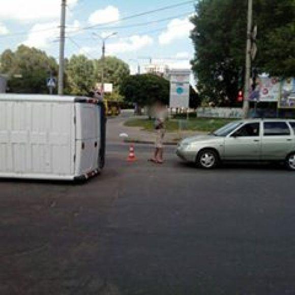На перехресті Прибузької і Свободи зіткнулись «Fiat» і «Opel». Одна автівка перекинулась на сайті vsim.ua На перехресті Прибузької і Свободи зіткнулись «Fiat» і «Opel». Одна автівка перекинулась, фото №1 на сайті vsim.ua
