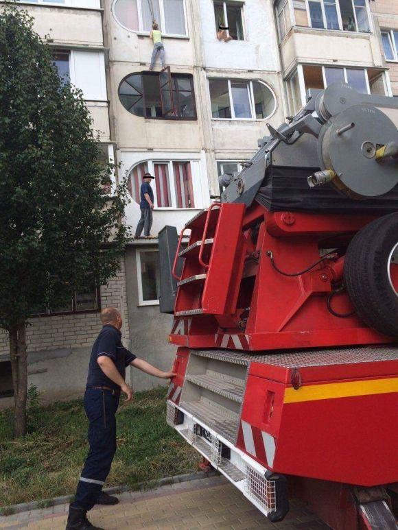 Рятувальники знімали жінку з четвертого поверху, фото №1 на сайті 20minut.ua