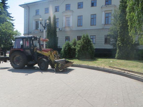 Фото дня: на майдані Незалежності роблять нові лавочки на сайті vsim.ua Фото дня: на майдані Незалежності роблять нові лавочки, фото №4 на сайті vsim.ua